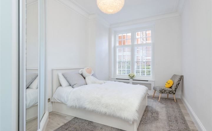 Bedroom Patience Designs Studio Ltd Moderne Schlafzimmer bed,throw,rug,cushion,cushions,window,lighting,teddy