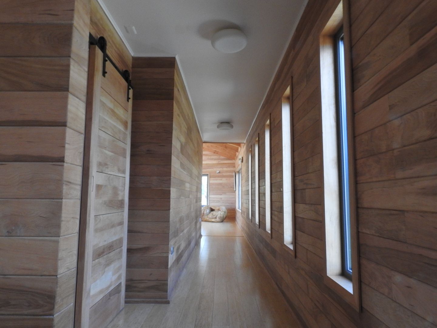 CASA LAS LOMAS., U.R.Q. Arquitectura U.R.Q. Arquitectura Modern Corridor, Hallway and Staircase