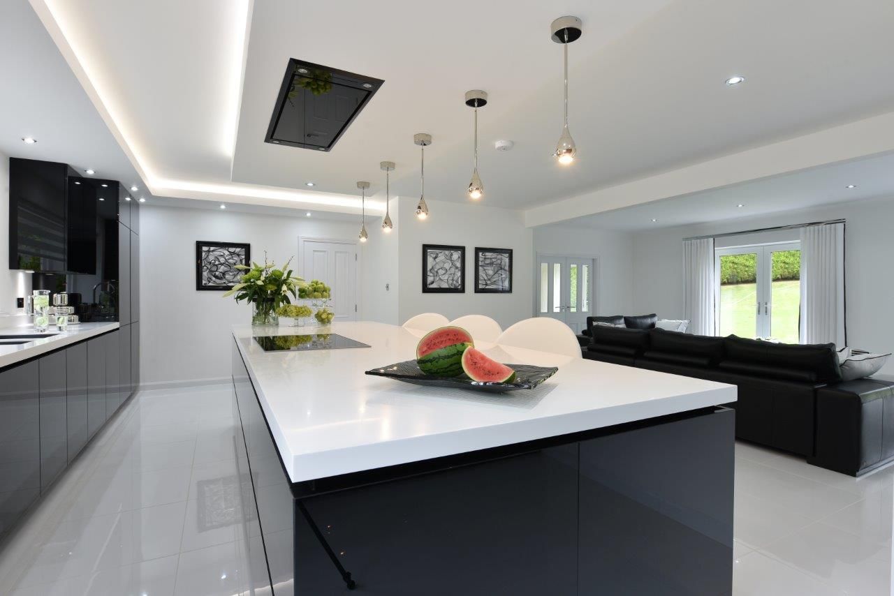 Cheshire Kitchen Diane Berry Kitchens モダンな キッチン ガラス kitchen island,white,black,water melon,diane berry,alno,corian,miele,induction hob