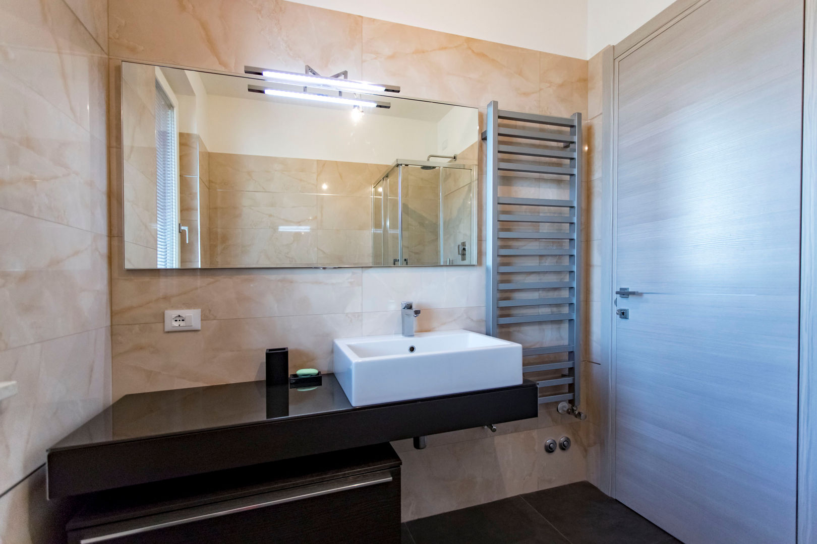 Ristrutturazione edilizia di villa a Bastia Umbra (PG), Fabricamus - Architettura e Ingegneria Fabricamus - Architettura e Ingegneria Camera da letto moderna bagno,bagno design,termoarredo,specchio bagno,lavabo bagno