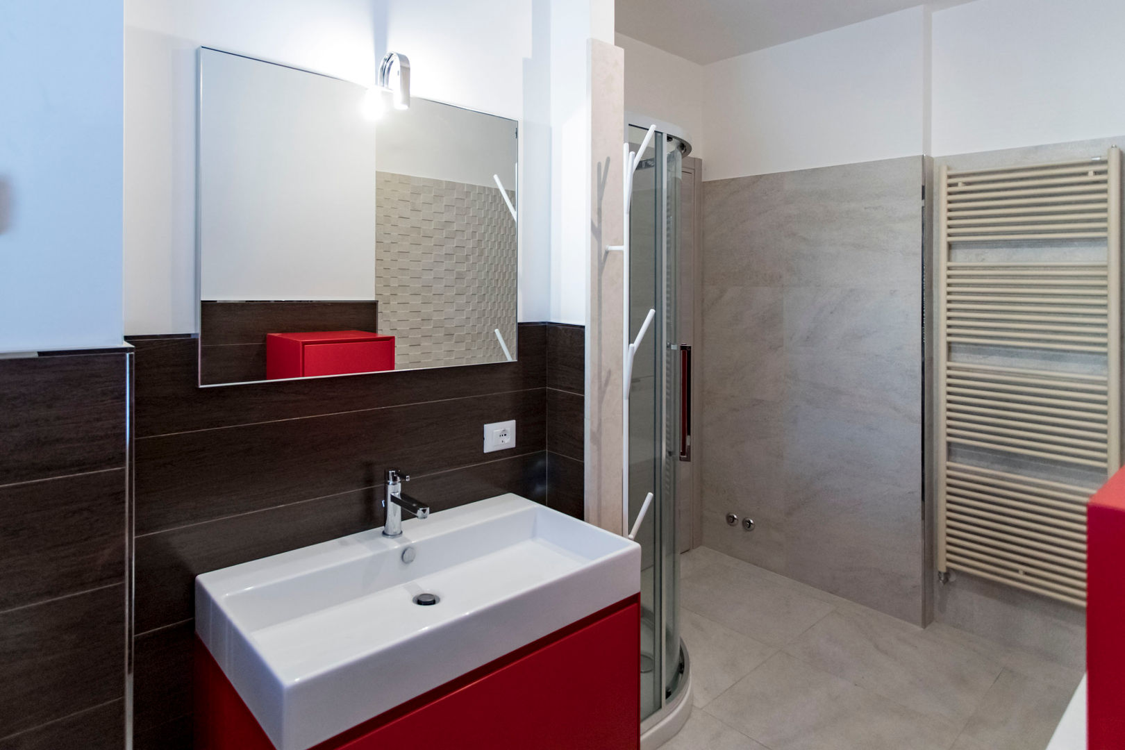 Ristrutturazione edilizia di villa a Bastia Umbra (PG), Fabricamus - Architettura e Ingegneria Fabricamus - Architettura e Ingegneria Bagno moderno bagno,rivestimento bagno,gres,gres porcellanato,lavabo rosso,specchio,specchiobagno