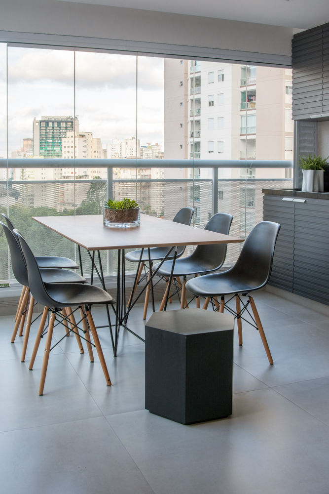 Varanda com uma Extensão da Sala e Cozinha Danyela Corrêa Arquitetura Varandas, marquises e terraços modernos