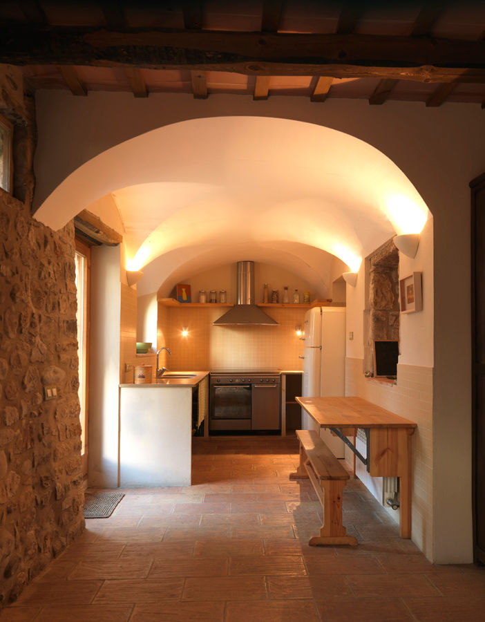 REHABILITACIÓN DE MASIA COMO VIVIENDA EN ESPONELLÀ, PLA DE L’ESTANY, Irabé Projectes Irabé Projectes Rustic style kitchen