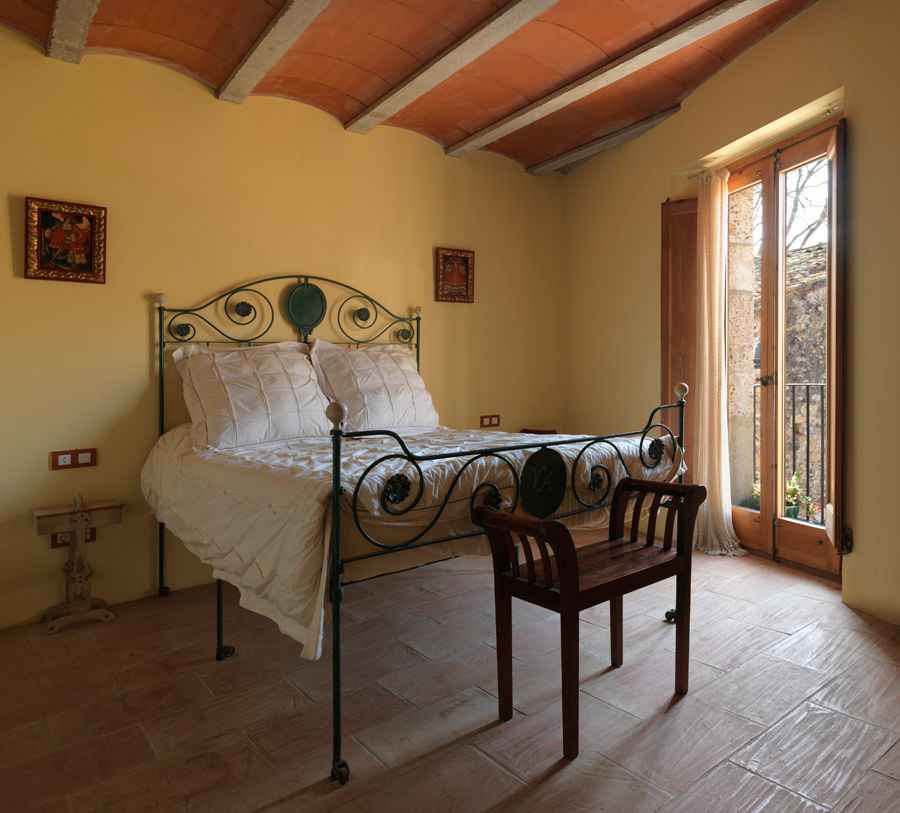 REHABILITACIÓN DE MASIA COMO VIVIENDA EN ESPONELLÀ, PLA DE L’ESTANY, Irabé Projectes Irabé Projectes Rustic style bedroom