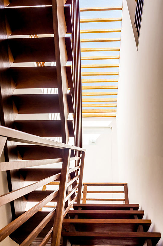 ARQUITETURA RESIDENCIAL JUNDIAÍ RESERVA DA SERRA, Aresto Arquitetura Aresto Arquitetura Modern Corridor, Hallway and Staircase