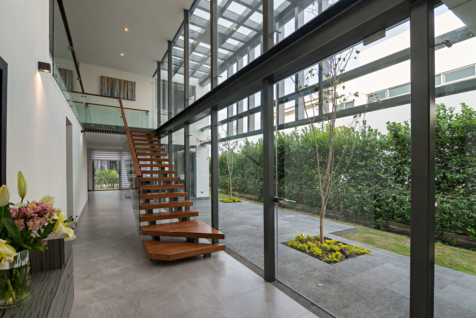 casa del parque /NUEVE CERO UNO/ espacio NUEVE CERO UNO Pasillos, vestíbulos y escaleras modernos Metal