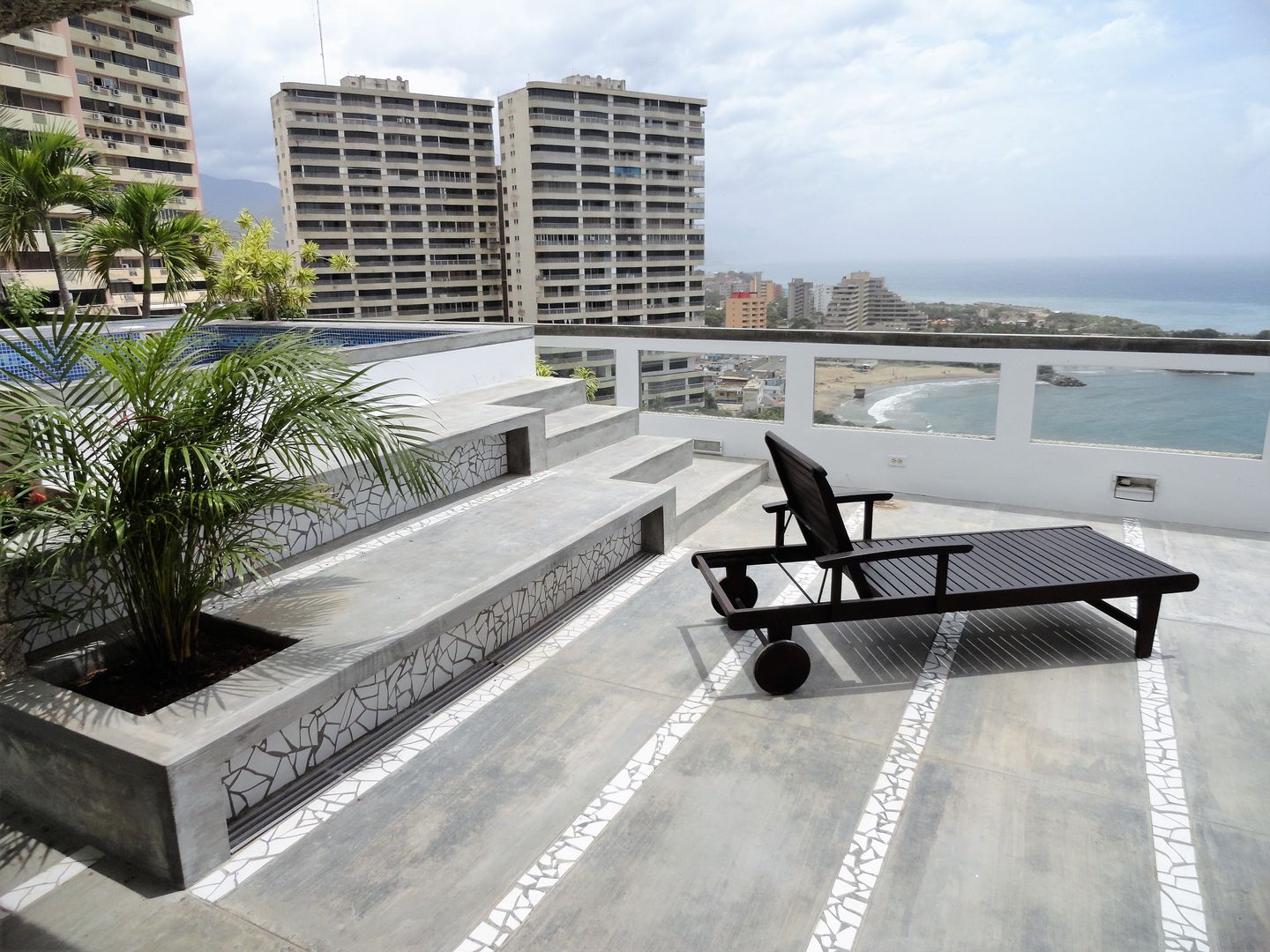 Apartamento de Playa, RRA Arquitectura RRA Arquitectura Minimalist balcony, veranda & terrace Concrete