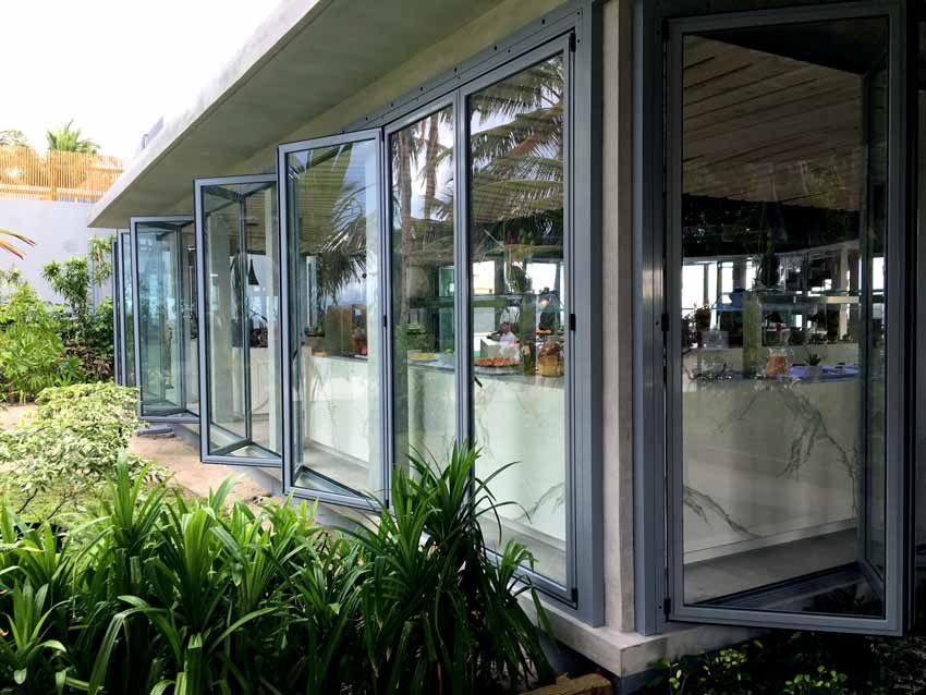 Puertas Plegadizas en Resort de una isla – Maldivas AIRCLOS Puertas y ventanas de estilo moderno Aluminio/Cinc
