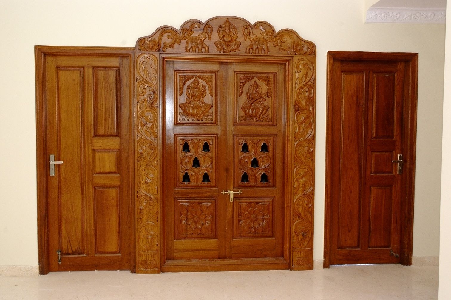 Wooden Pooja Mandir Online Shopping homify Asian style living room Plywood