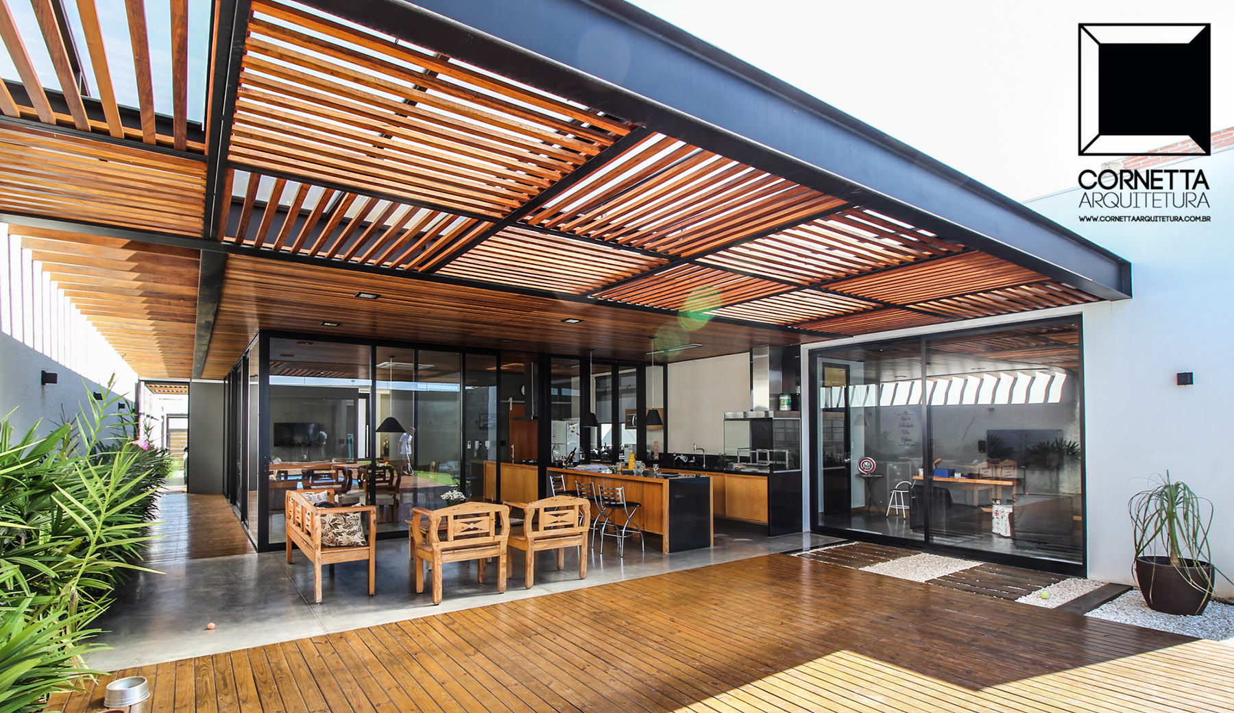 Área de lazer Cornetta Arquitetura Casas modernas varandas,deck,madeira,estruturas metalicas,pergolados,pergolado,cozinha integrada,cozinha americana,varanda gourmet,lazer,piscina,casas modernas