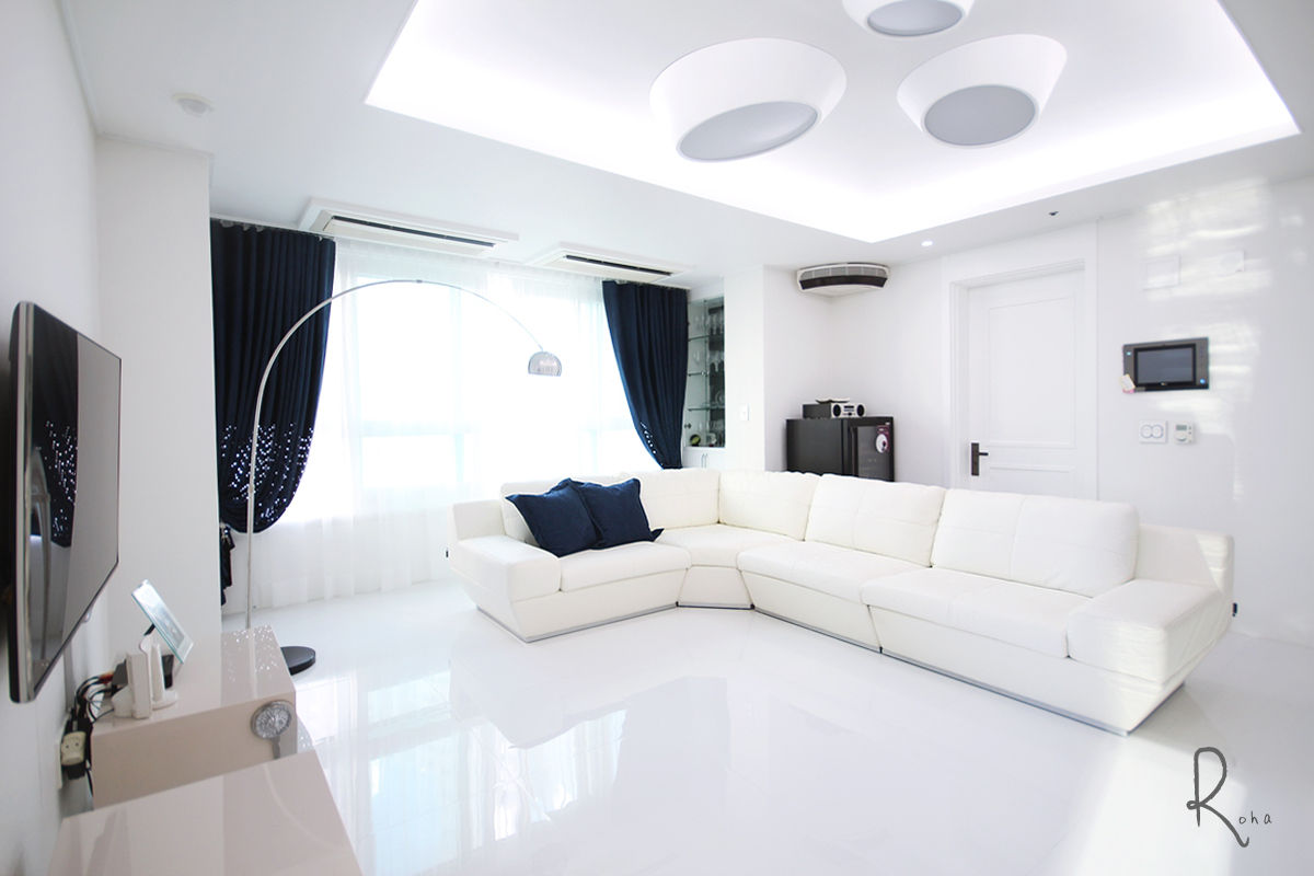 화이트 블루 인테리어의 38평 아파트, 로하디자인 로하디자인 Ruang Keluarga Gaya Mediteran