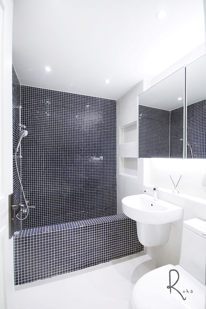 화이트 블루 인테리어의 38평 아파트, 로하디자인 로하디자인 Mediterranean style bathroom