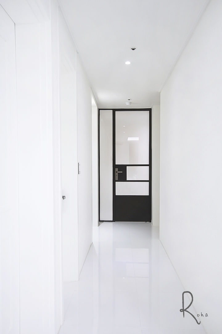 화이트 블루 인테리어의 38평 아파트, 로하디자인 로하디자인 Pasillos, vestíbulos y escaleras mediterráneos