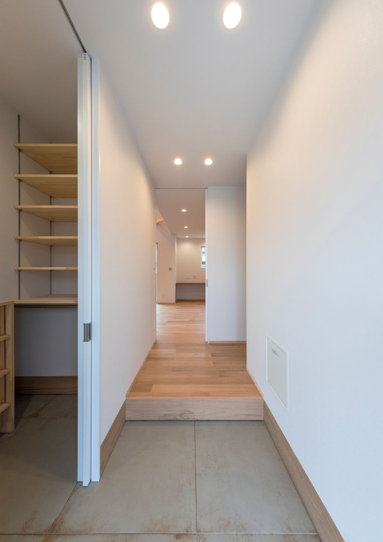 姫路市広畑区の家, 中村建築研究室 エヌラボ（n-lab） 中村建築研究室 エヌラボ（n-lab） Modern corridor, hallway & stairs Wood Wood effect