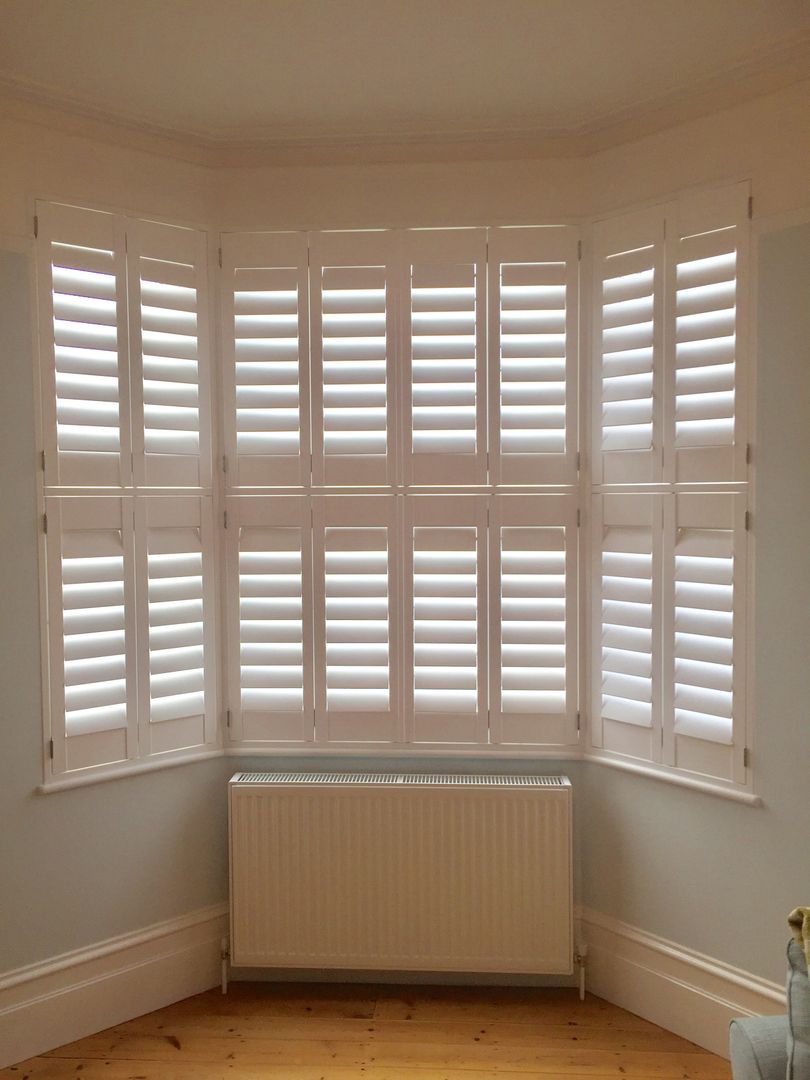 Bay Window Shutters, London Interior Shutters London Interior Shutters 现代客厅設計點子、靈感 & 圖片 shutters,blinds,bay