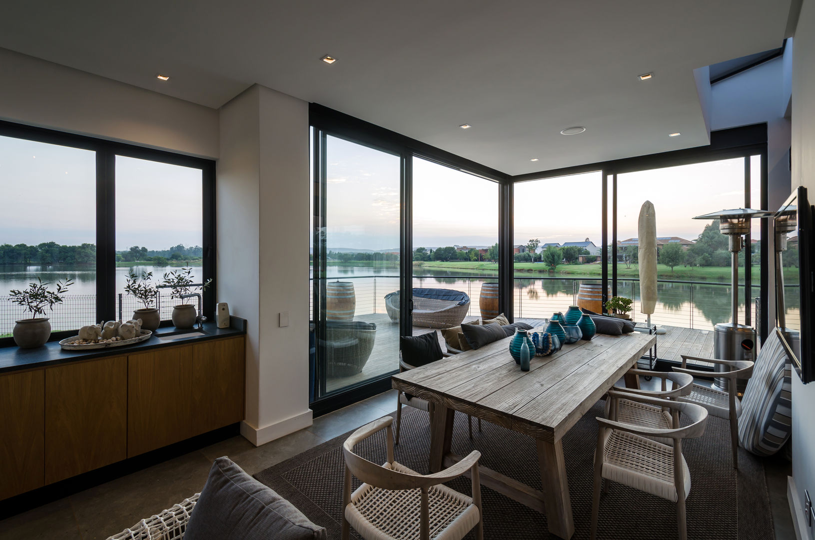 Modern Farmhouse - Silverlakes Nature Reserve Karel Keuler Architects Living room