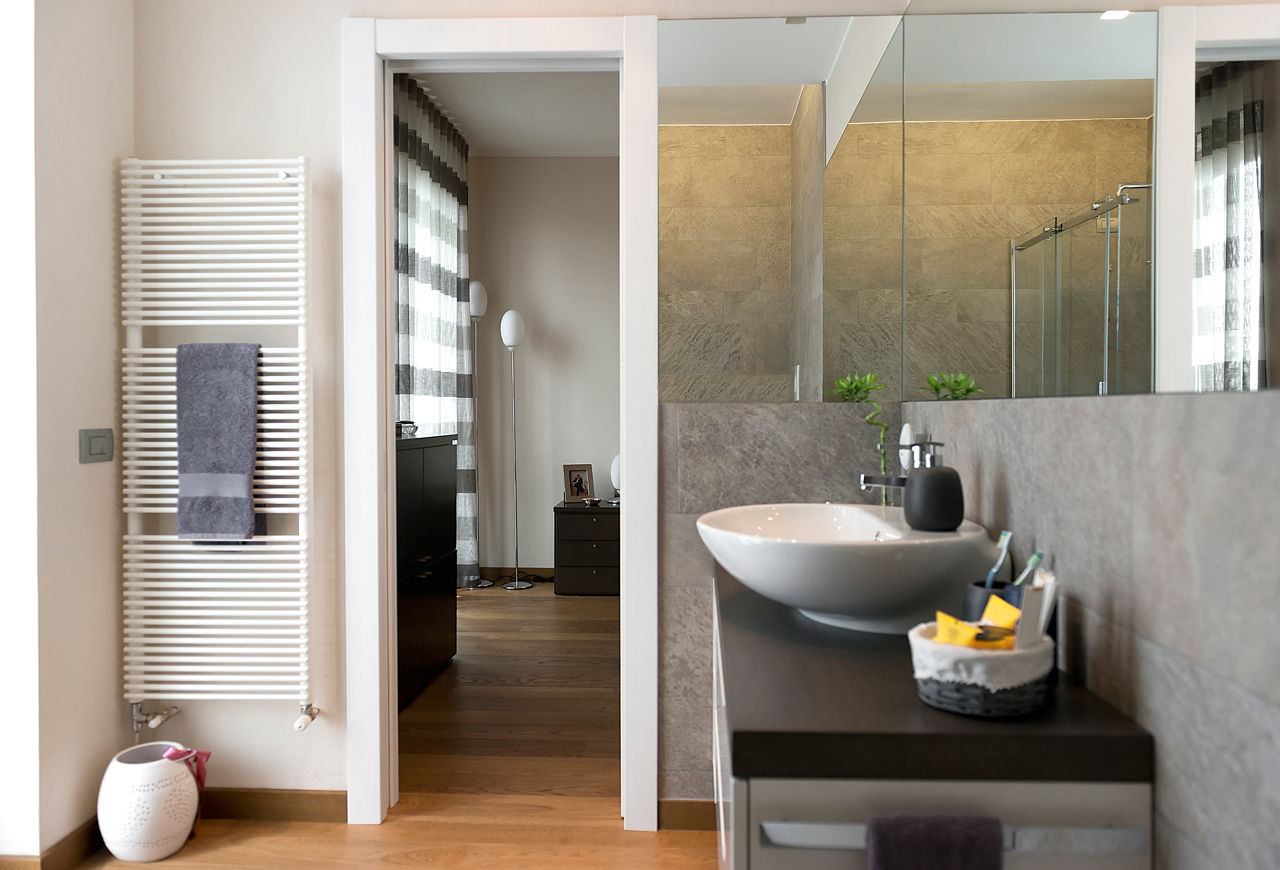 Appartamento in Pandino, tIPS ARCHITECTS tIPS ARCHITECTS Modern style bathrooms