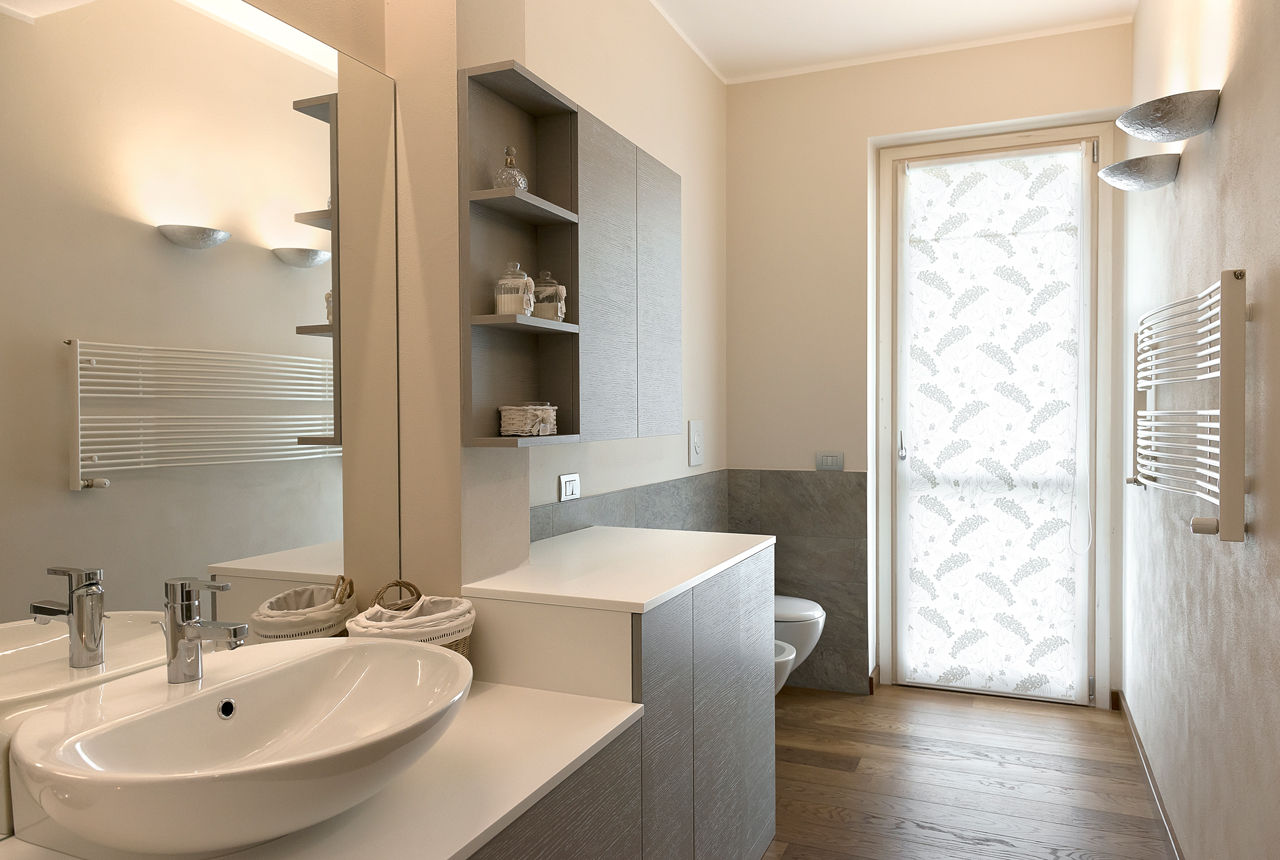 Appartamento in Pandino, tIPS ARCHITECTS tIPS ARCHITECTS Modern style bathrooms