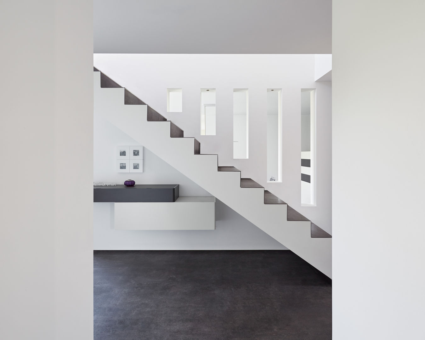 Einfamilienhaus in Schwalmtal bei Mönchengladbach, Fourmove Architekten Fourmove Architekten Modern corridor, hallway & stairs