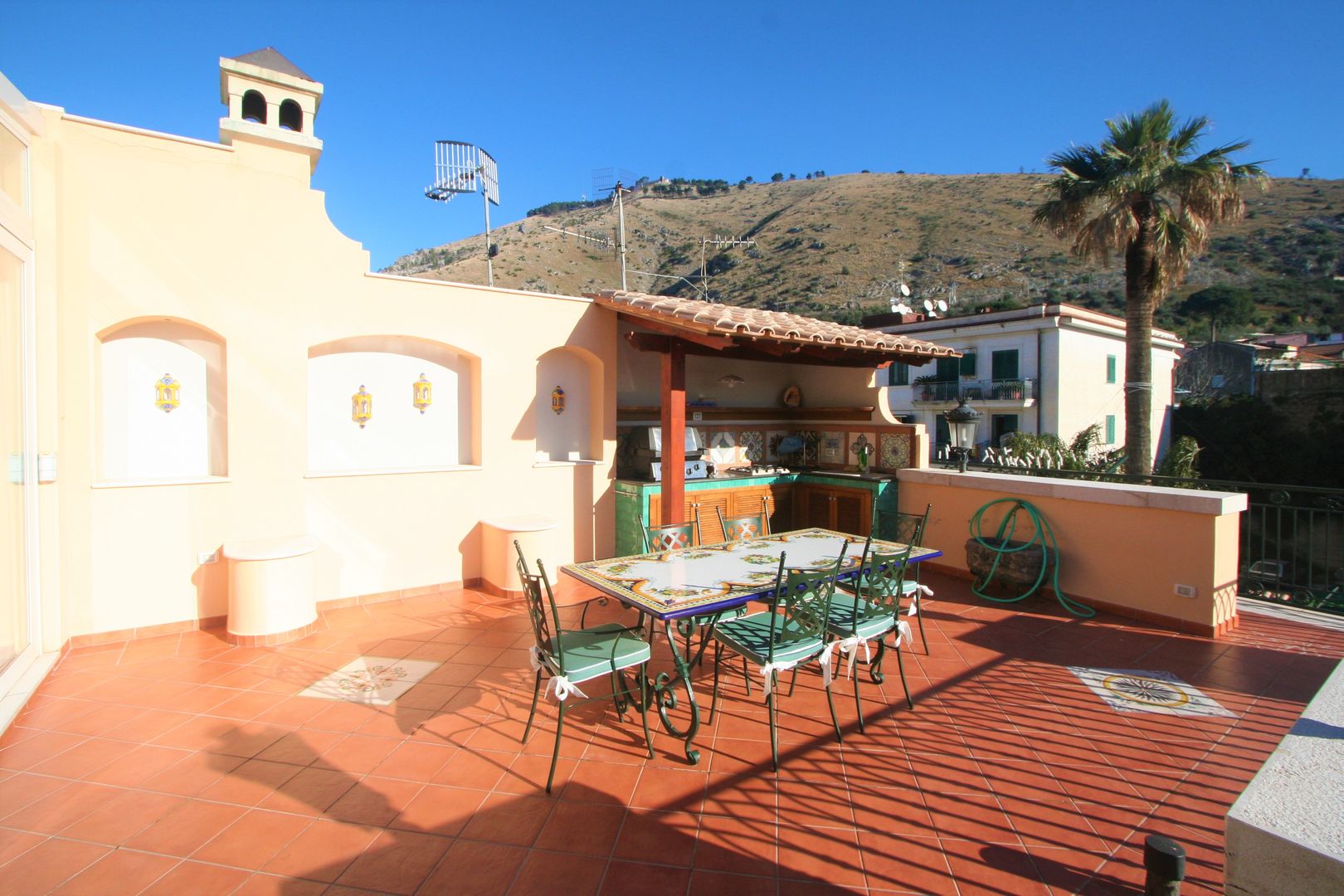 Casa con piscina., Imperatore Architetti Imperatore Architetti Balcones y terrazas de estilo clásico