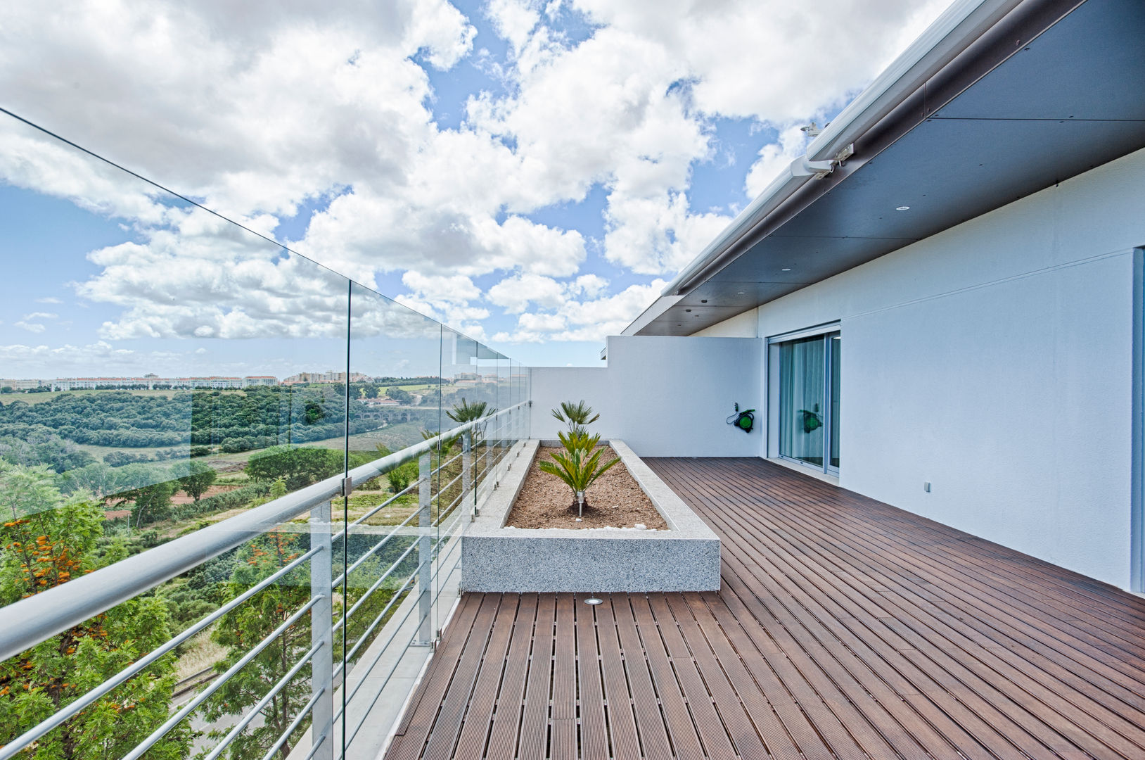 homify Modern balcony, veranda & terrace Engineered Wood Transparent