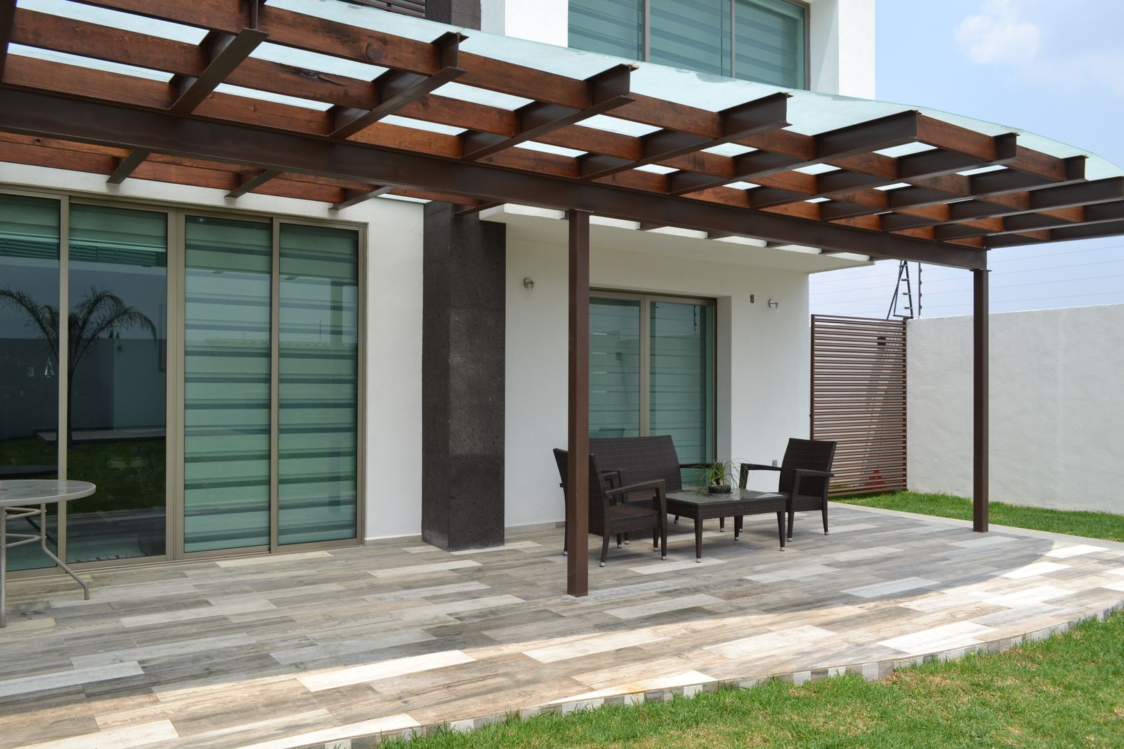 Terraza de jardín ANTARA DISEÑO Y CONSTRUCCIÓN SA DE CV Balcones y terrazas de estilo moderno Madera Acabado en madera