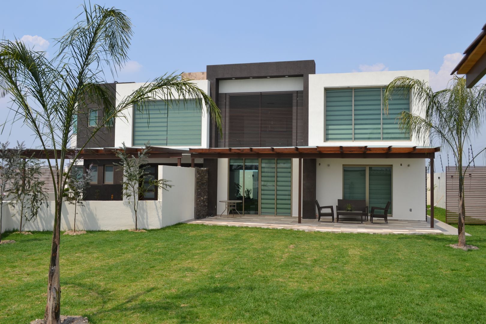 RESIDENCIA SOSA, ANTARA DISEÑO Y CONSTRUCCIÓN SA DE CV ANTARA DISEÑO Y CONSTRUCCIÓN SA DE CV Modern houses پتھر