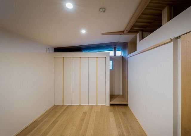 ｔ邸 - 包み込む - Ju Design 建築設計室 モダンスタイルの寝室 和紙ｸﾛｽ,寝室