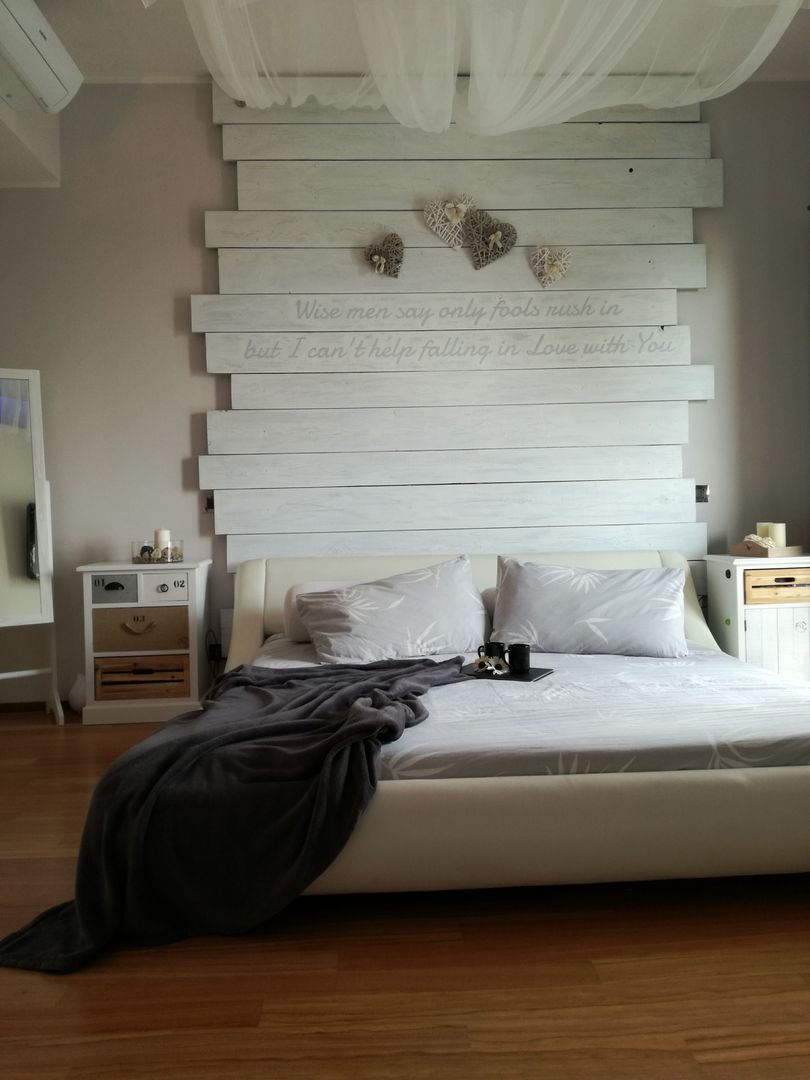 Un moderno letto d'altri tempi BF Homestyle Camera da letto moderna Legno Effetto legno letto,camera da letto,baldacchino,decapare,comodino,cassettiera,testata,home staging,home styling