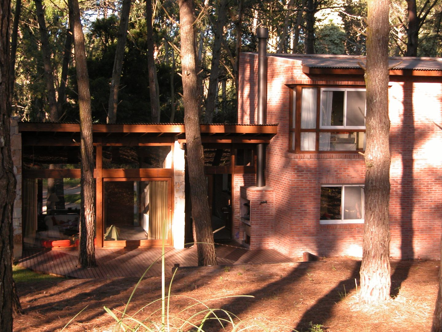 CASA EN EL BOSQUE, LLACAY arq LLACAY arq Rustik Evler Tuğla