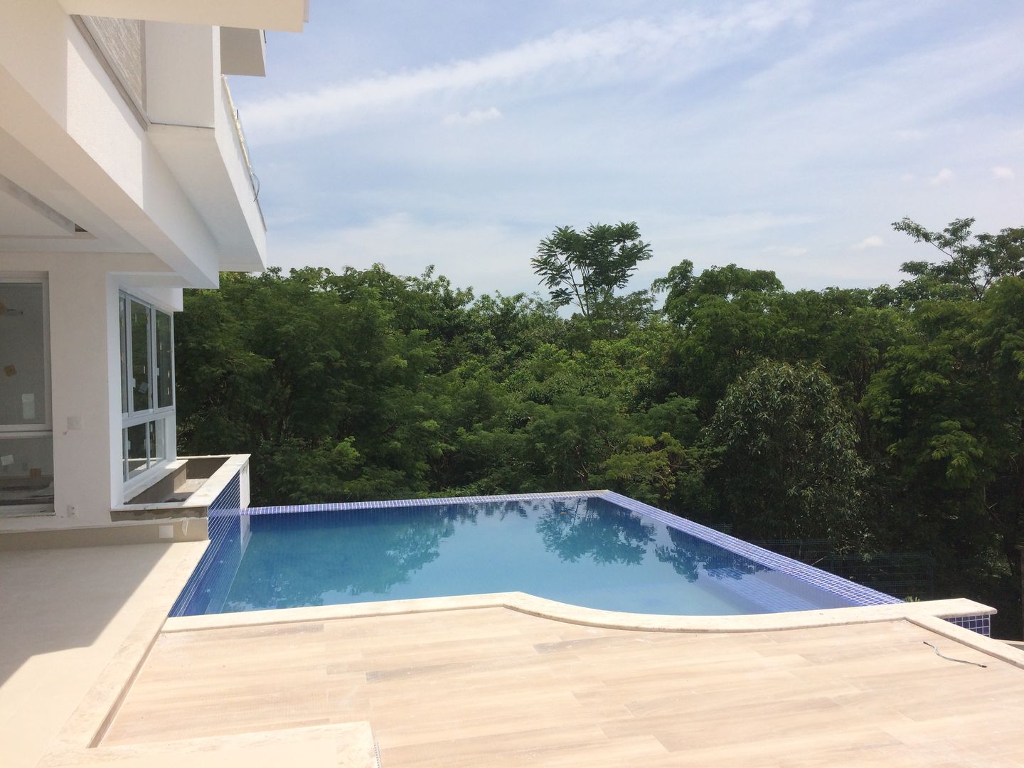 Piscina com vista espetacular. homify Piscinas modernas piscina ao ar livre,porcelanato deck