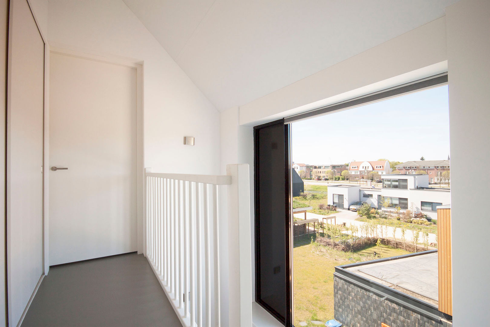 Cataloguswoning Datcha house 4, Nijmegen (Lent), 8A Architecten 8A Architecten Modern corridor, hallway & stairs Wood Wood effect