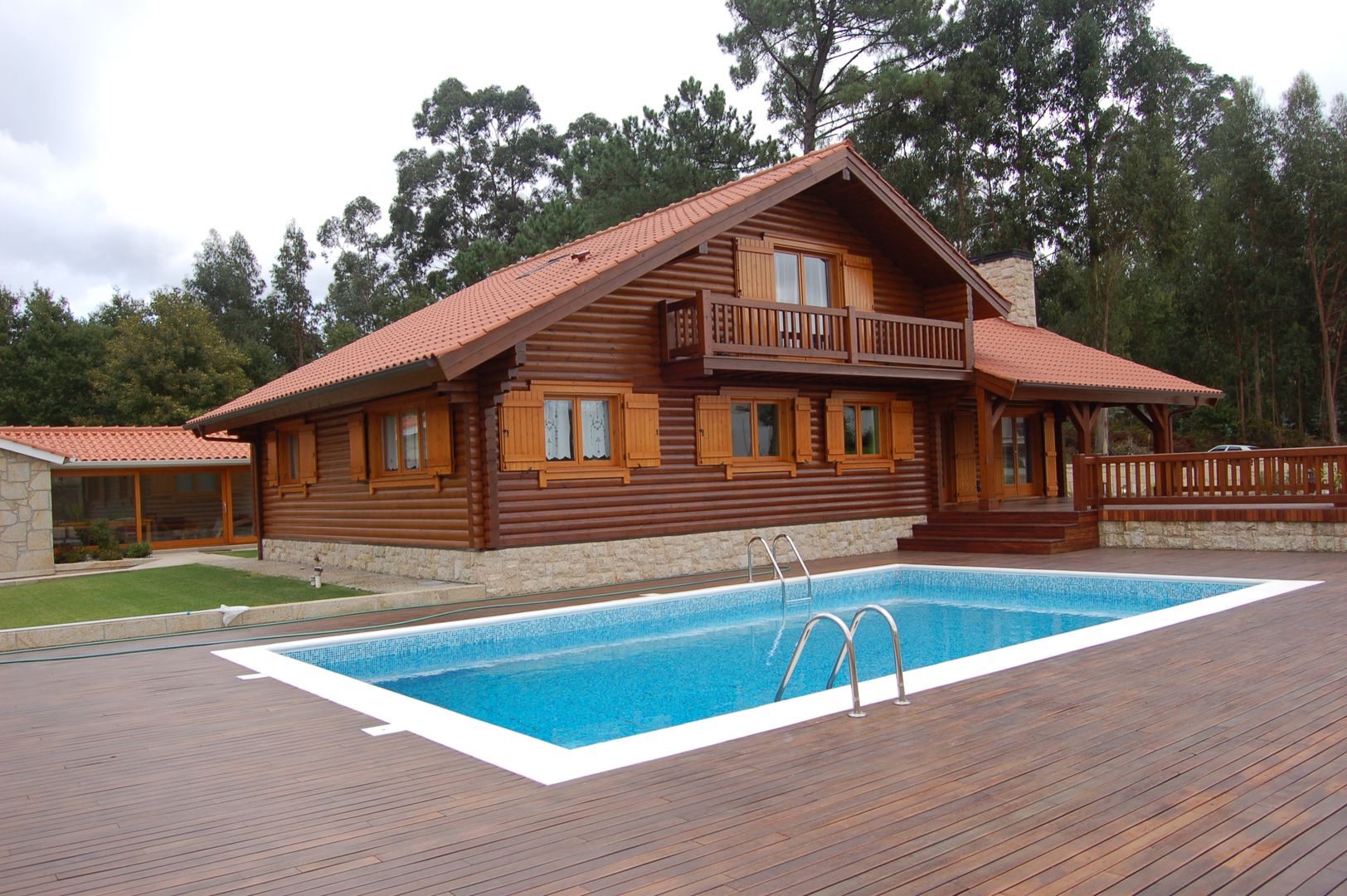 RUSTICASA | 100 projetos | Portugal + Espanha, RUSTICASA RUSTICASA Wooden houses ٹھوس لکڑی Multicolored