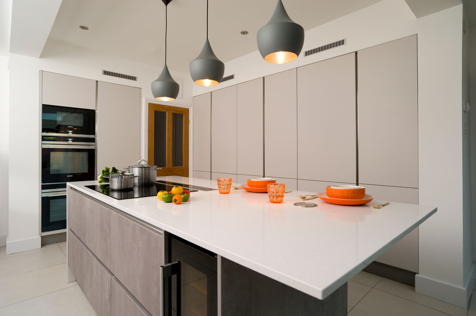 Urban Theme Concrete & Taupe Handleless Kitchen homify Кухня grey kitchen,handleless kitchen,grey pendant lights,caple wine chiller,taupe kitchen,concrete kitchen