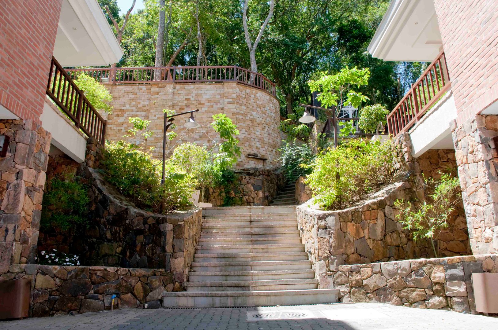 Condomínio Horizontal Quinta do Arvoredo, CABRAL Arquitetos CABRAL Arquitetos Rustic style corridor, hallway & stairs Stone
