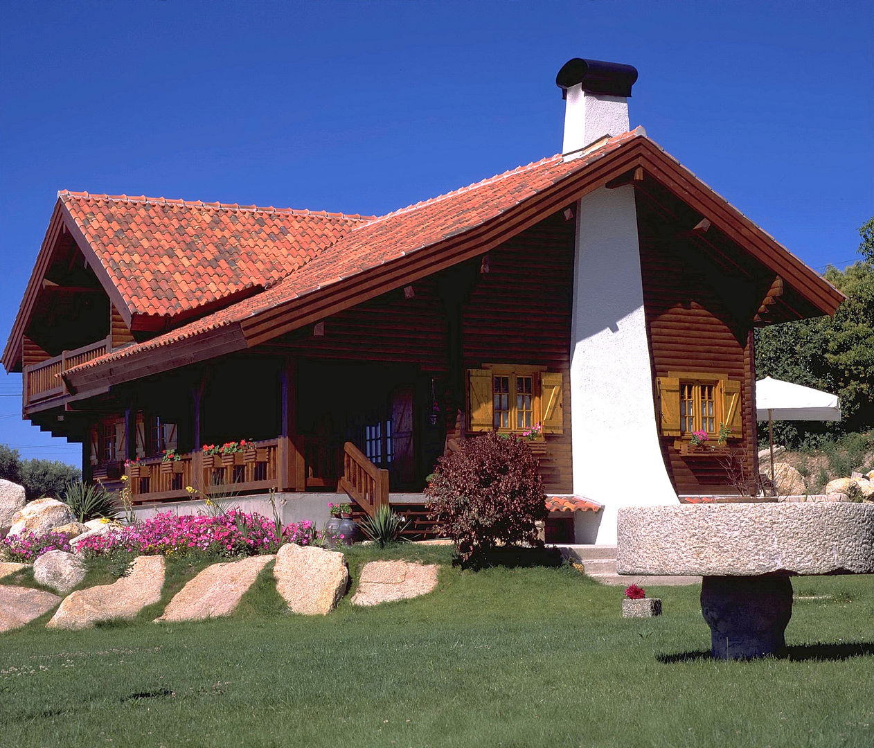 RUSTICASA | 100 projetos | Portugal + Espanha, RUSTICASA RUSTICASA Chalés e casas de madeira Madeira maciça Multi colorido