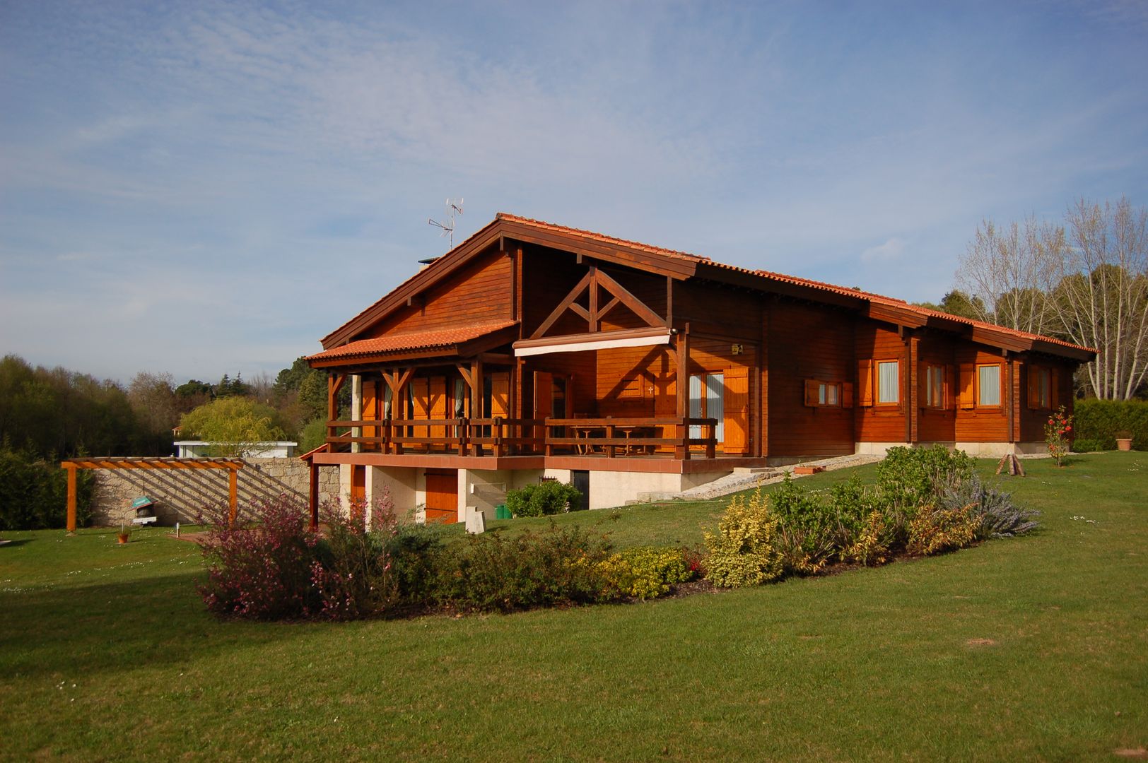 RUSTICASA | 100 projetos | Portugal + Espanha, RUSTICASA RUSTICASA Wooden houses ٹھوس لکڑی Multicolored