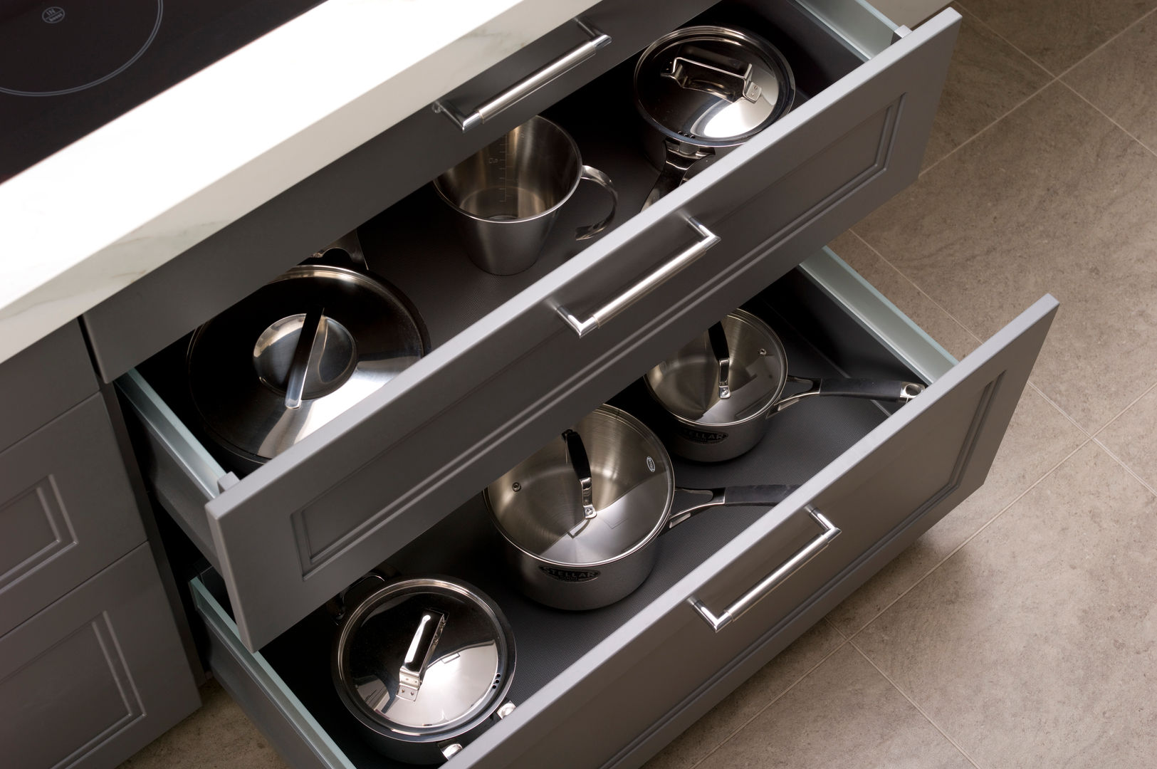 Lava Grey Shaker Style Kitchen pull out storage homify カントリーデザインの キッチン grey kitchen,pan drawer,pull-out storage,shaker style,kitchen storage