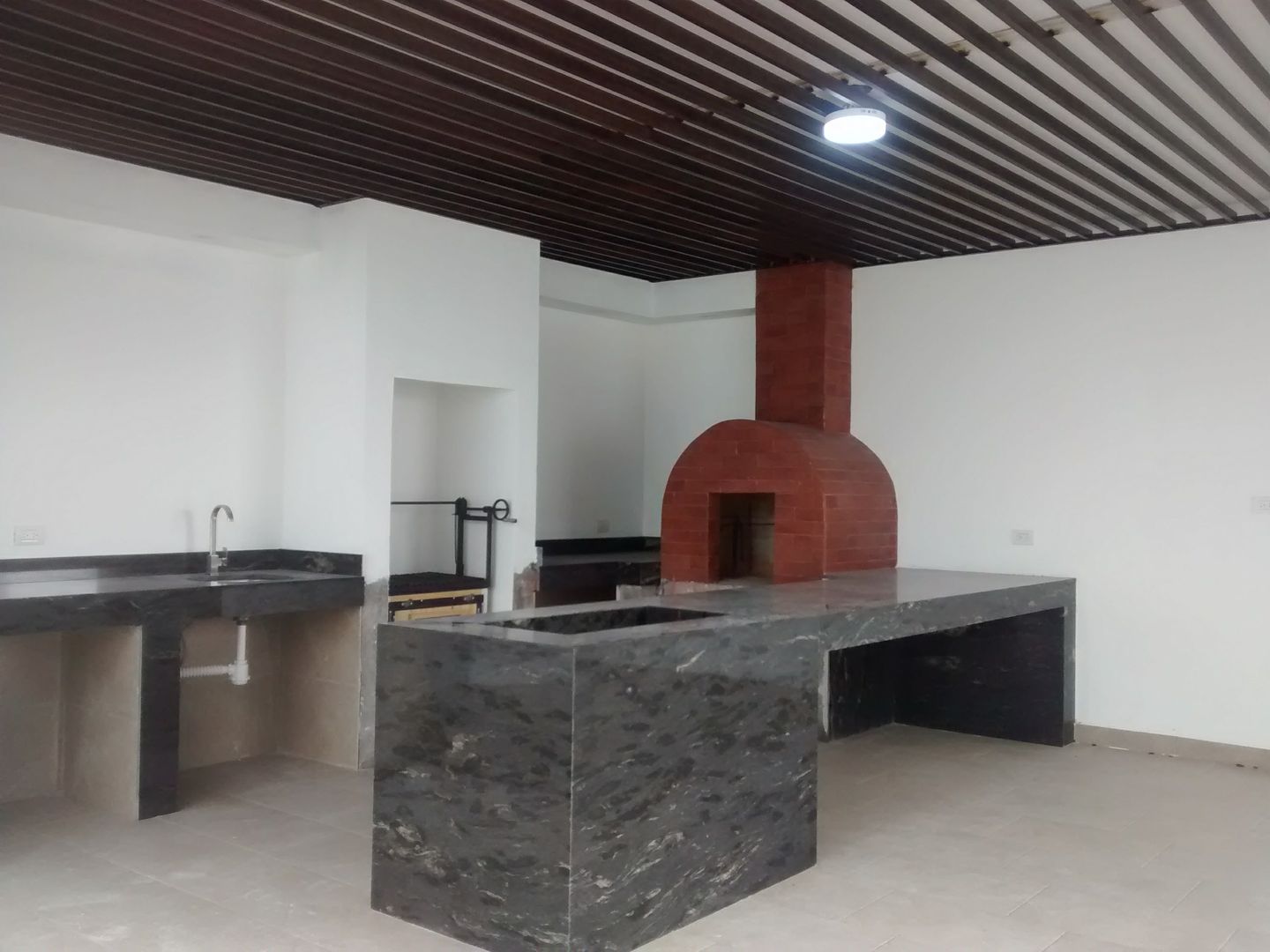 Asador y horno de piedra homify Balcones y terrazas modernos