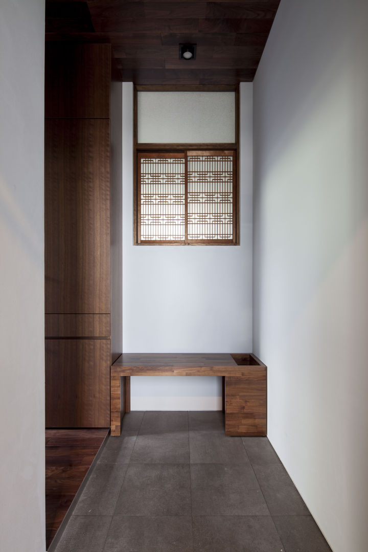 六本木の庫裡, abanba inc. abanba inc. Modern Corridor, Hallway and Staircase Wood Wood effect