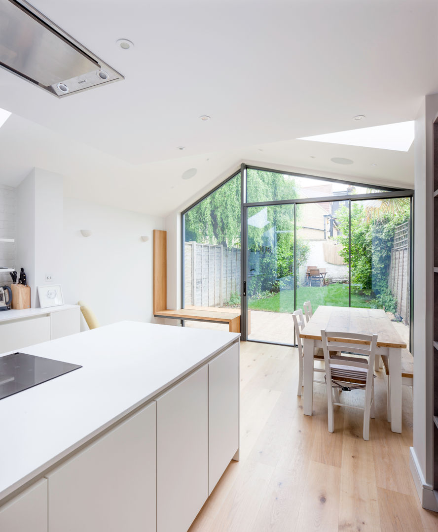 Light, open kitchen & dining homify Nhà bếp phong cách hiện đại kitchen,skylights,glass facade,sliding door