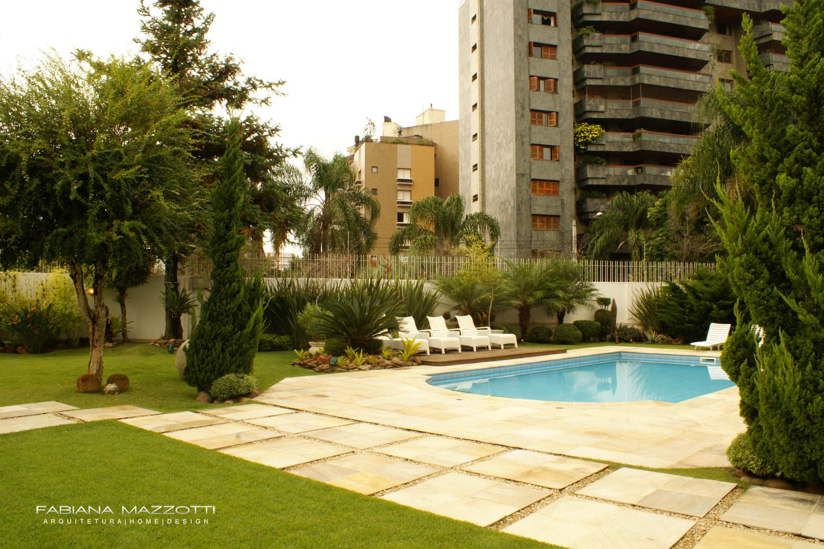 Casa Clássica de 1700m2, Fabiana Mazzotti Arquitetura e Interiores Fabiana Mazzotti Arquitetura e Interiores Casas clássicas piscina de jardim,paisagismo,casa