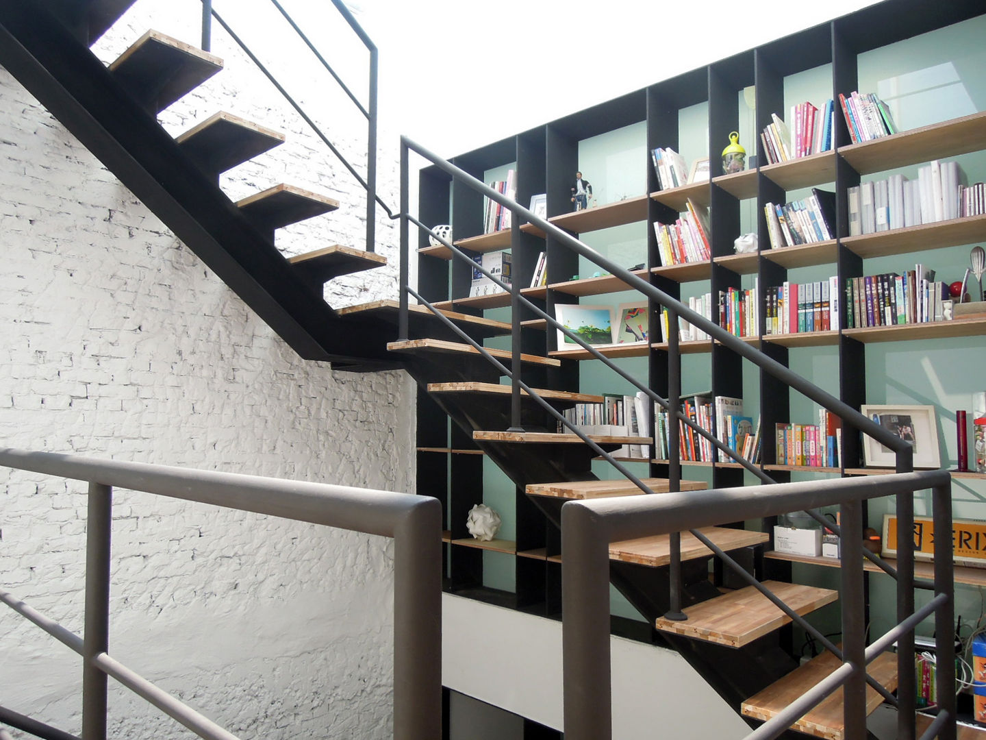 House toward Sky 鍾宅, 構築設計 構築設計 Modern corridor, hallway & stairs