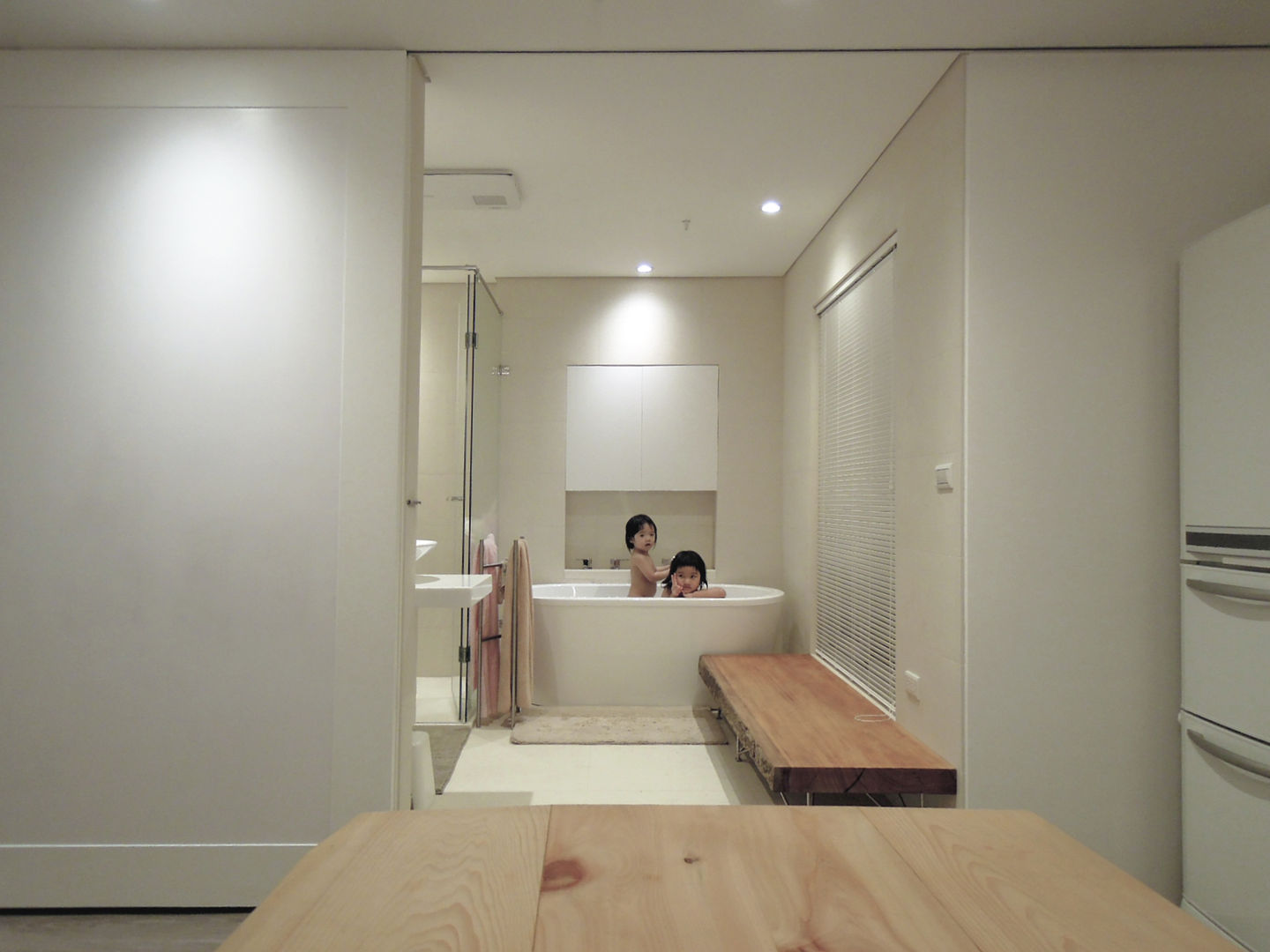 House without Walls 林宅, 構築設計 構築設計 北欧スタイルの お風呂・バスルーム