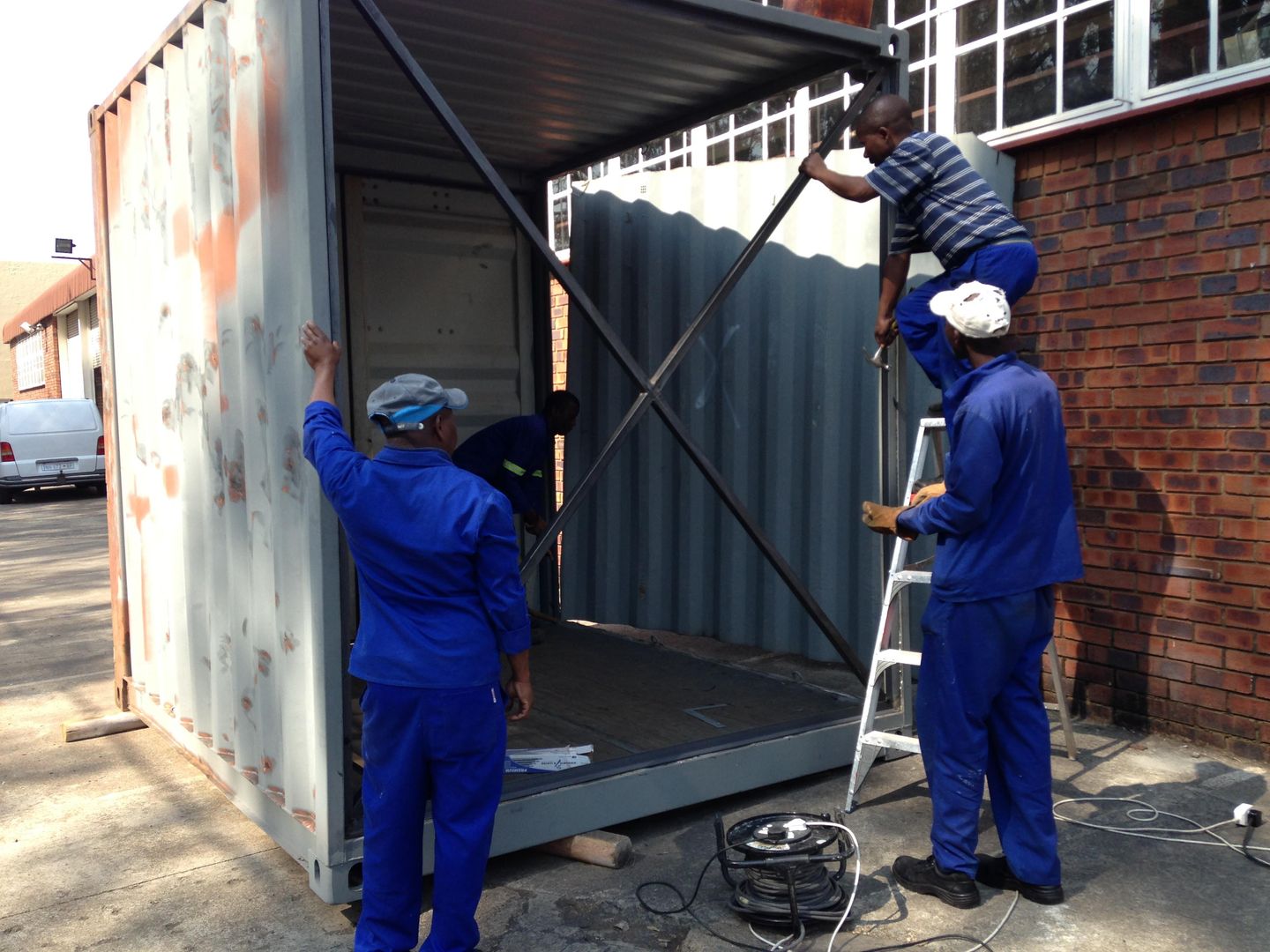 Cutting of the container A4AC Architects Commercial spaces Bars & clubs