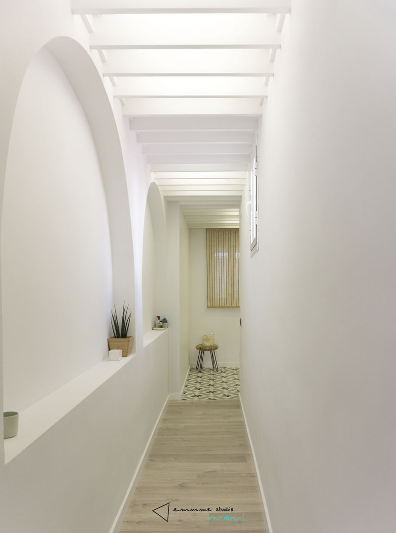 Pasillo Tokonoma Emmme Studio Interiorismo Pasillos, vestíbulos y escaleras de estilo escandinavo Madera Acabado en madera pasillo,blanco,suelo de madera,luz,iluminación