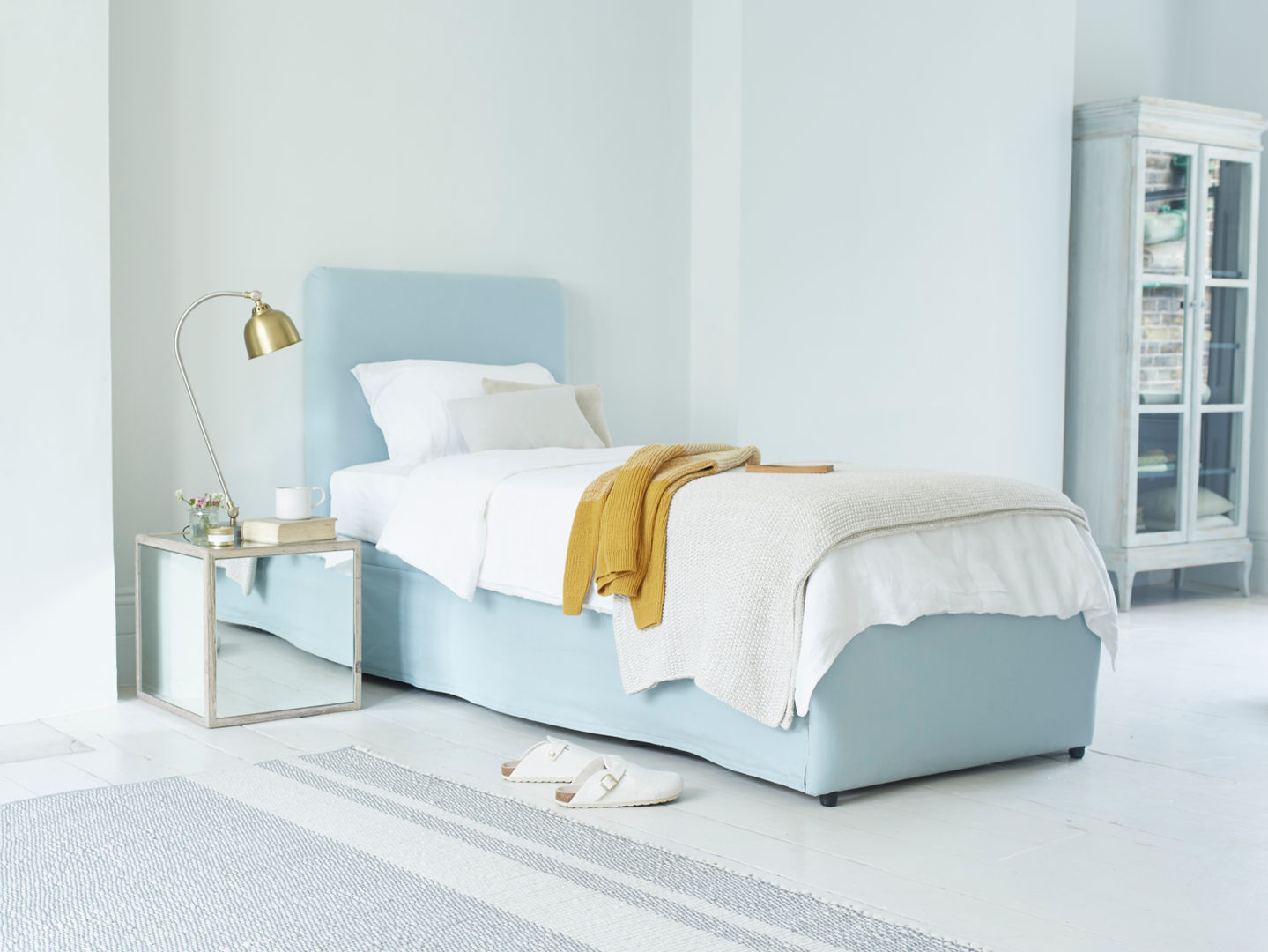 Friends bed Loaf Dormitorios de estilo moderno Camas y cabeceros