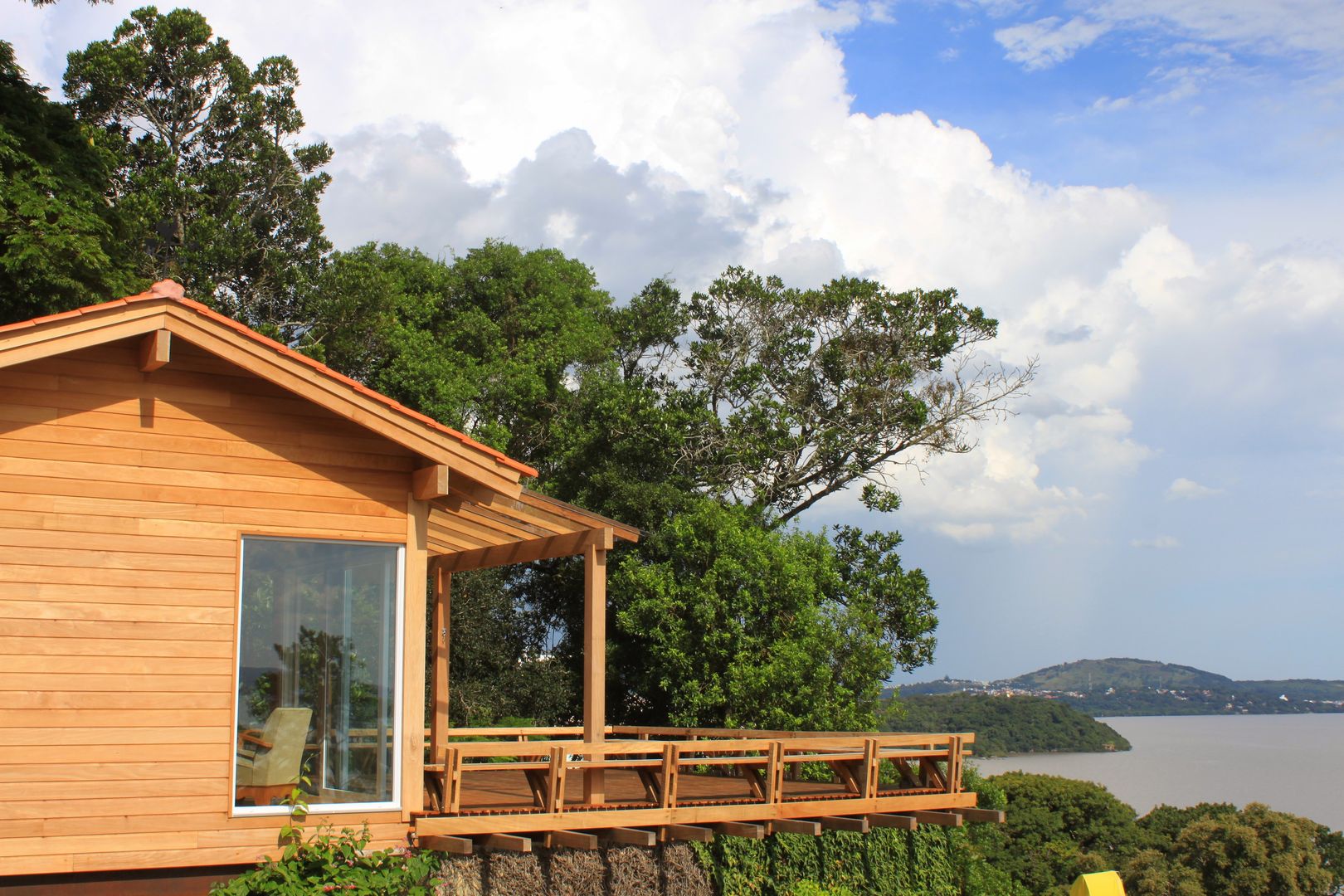 Studio Lago, CABRAL Arquitetos CABRAL Arquitetos Casas modernas Madeira maciça Multi colorido Nuvem,Céu,Plantar,Água,Ecorregião,Madeira,Árvore,Paisagem natural,Terreno,Sombra