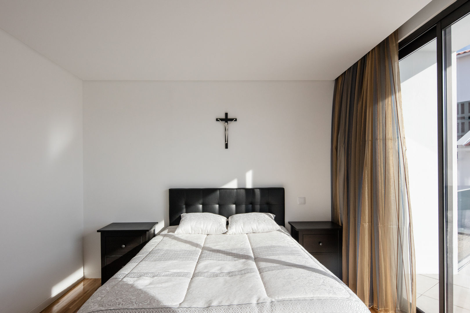 Centro Pastoral de Moscavide, Plano Humano Arquitectos Plano Humano Arquitectos Minimalist bedroom