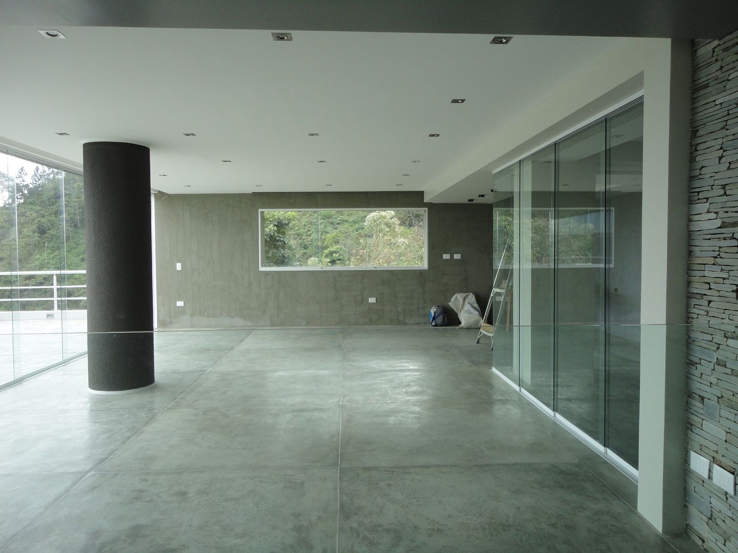 Casa en El Hatillo, MARATEA estudio MARATEA estudio Minimalistischer Multimedia-Raum Beton